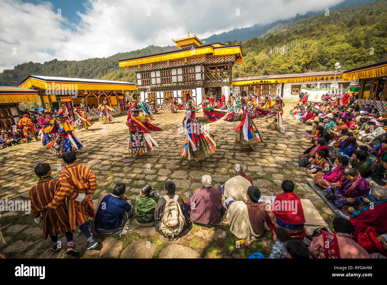 Ballerino alla Mask Dance, religiosi monastero Tsechu Festival, Gasa Tshechu Festival, Gasa distretto, regione dell Himalaya Foto Stock