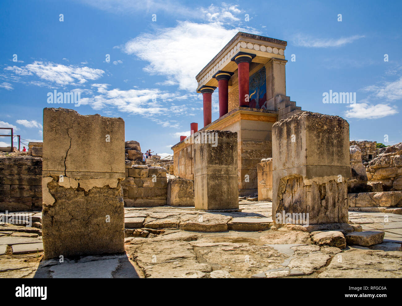 Colonne rosse del Palazzo di Knossos. Il palazzo di Cnosso sull isola di Creta in Grecia. Le antiche rovine della masterizzazione di una parte del Museo Archeologico di Foto Stock