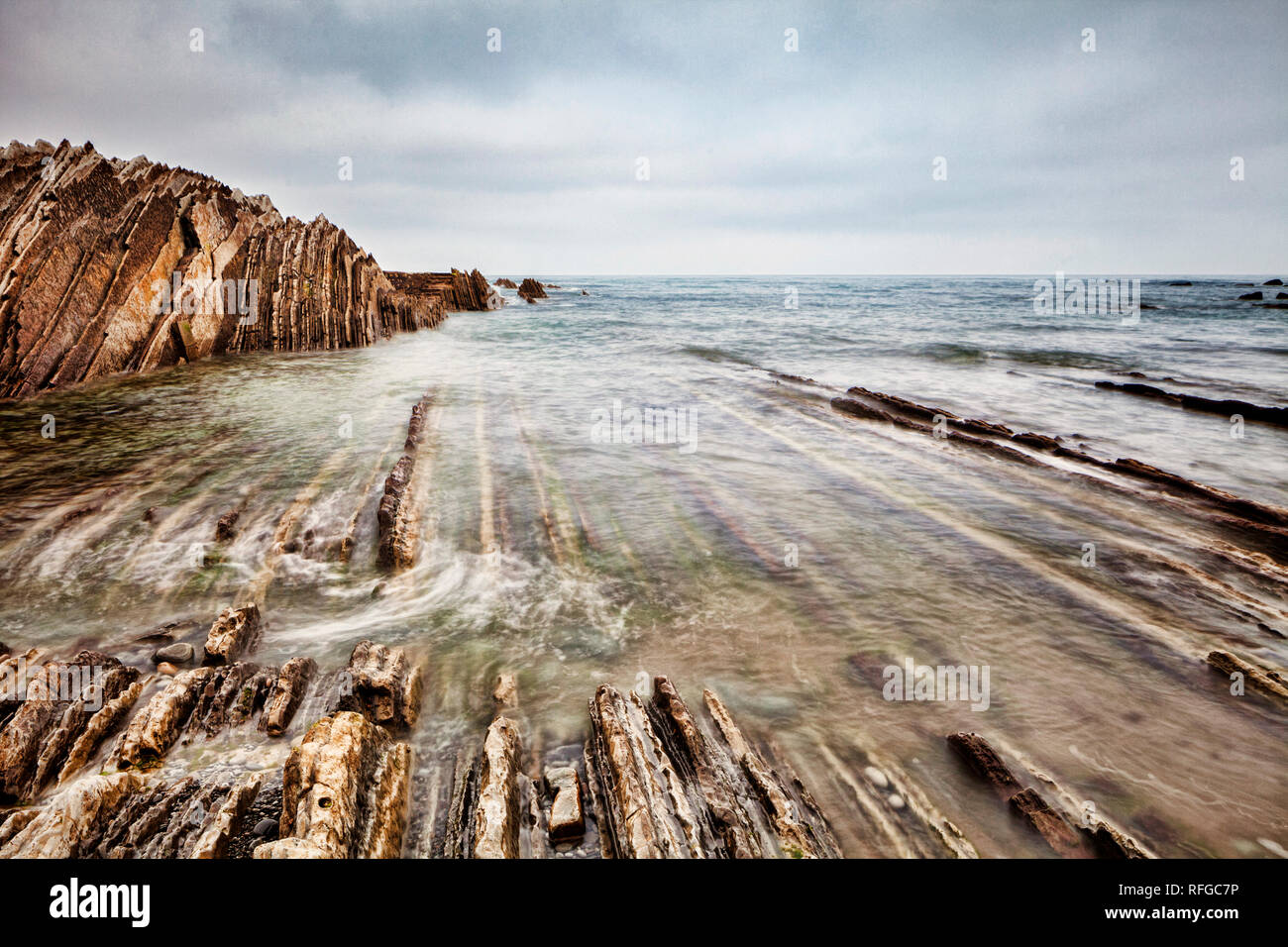 La formazione di flysch a Spiaggia di Itzurun, Paesi Baschi Foto Stock