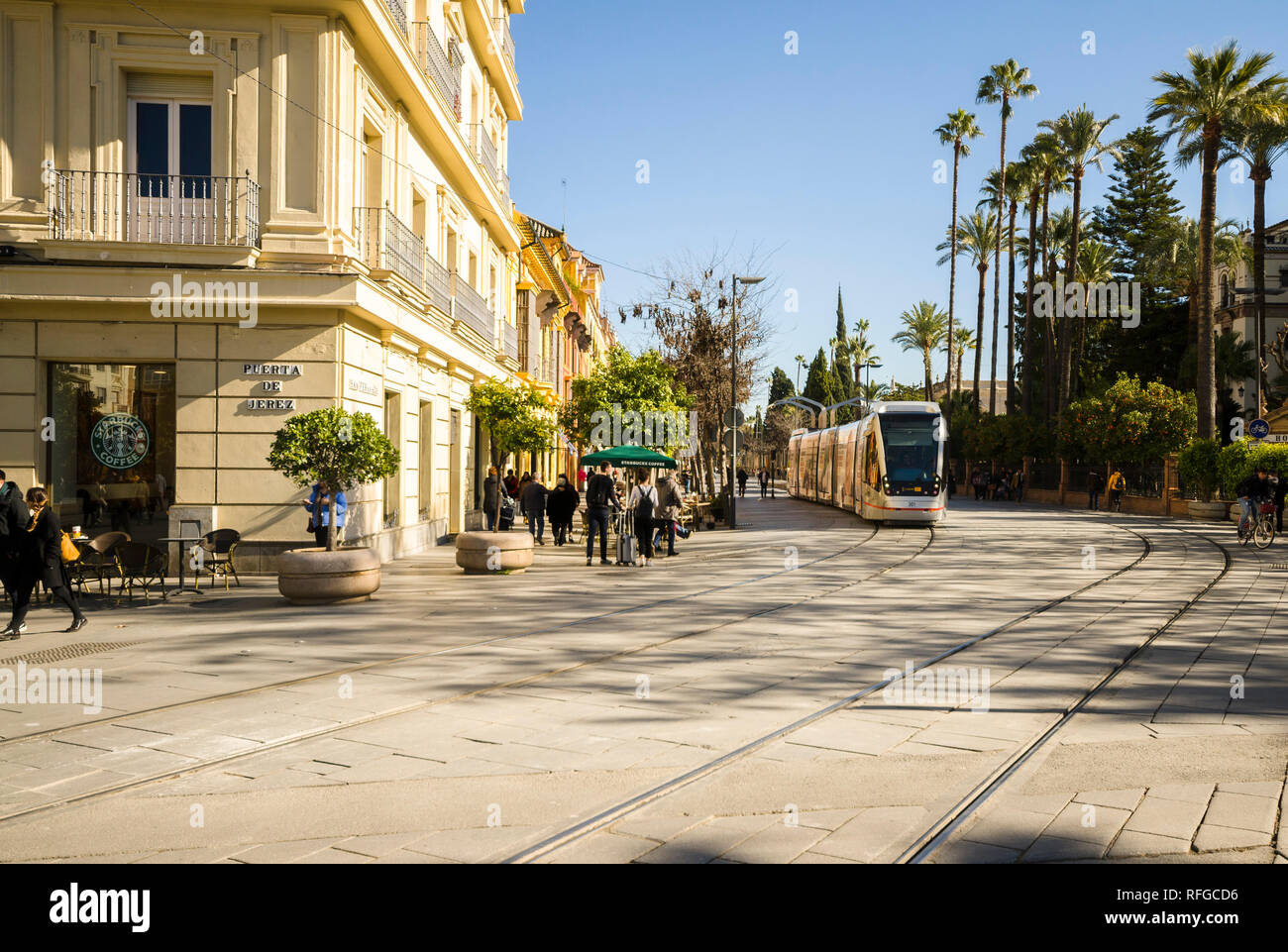 La fermata del tram (tranvia) sistema di trasporto pubblico in Siviglia, Plaza Nueva, Andalusia. Foto Stock