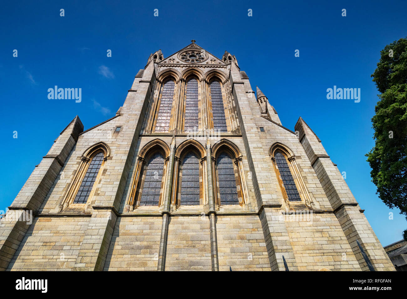 East End di Truro Cathedral, la cattedrale della Beata Vergine Maria, Cornwall, Regno Unito, è stato costruito tra il 1880 e il 1910, da granito locale. Foto Stock