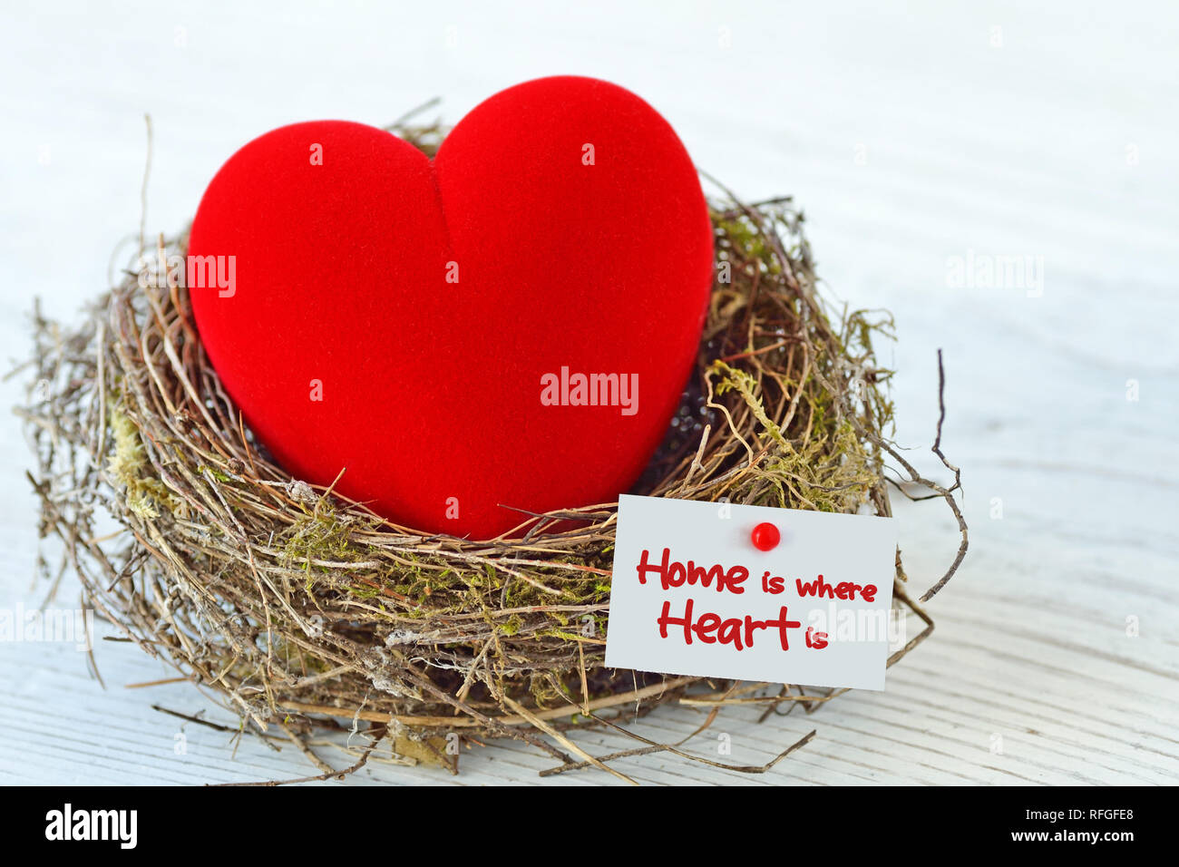 Cuore rosso nel nido - Casa è dove il cuore è Foto Stock