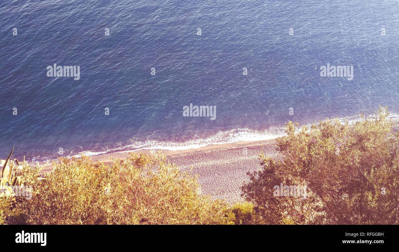 Costa ligure con mare mediterraneo sabbia e alberi Foto Stock