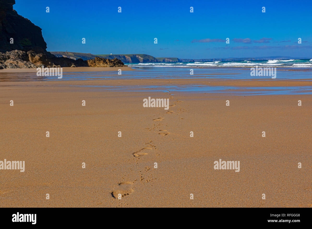 Fottprints su una spiaggia deserta, Chiesa Porth, Cornwall, Regno Unito Foto Stock