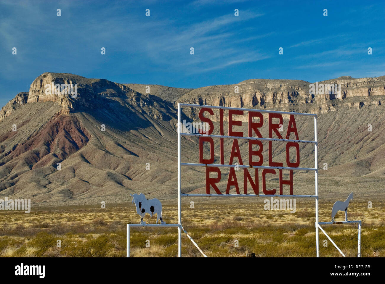Ranch segno di Big Bend Country con la Sierra Diablo mountain range in distanza, deserto del Chihuahuan, vicino a Van Horn, Texas, Stati Uniti d'America Foto Stock