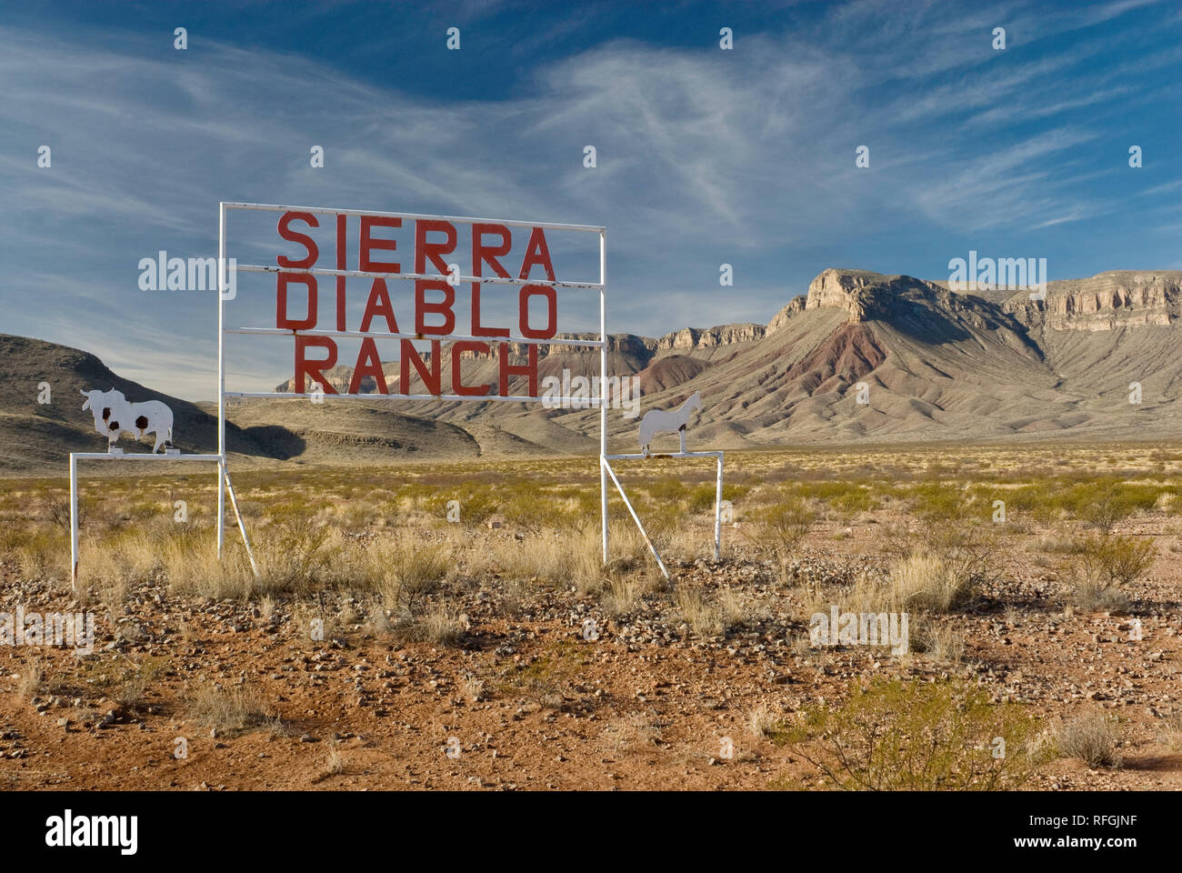 Ranch segno di Big Bend Country con la Sierra Diablo mountain range in distanza, deserto del Chihuahuan, vicino a Van Horn, Texas, Stati Uniti d'America Foto Stock