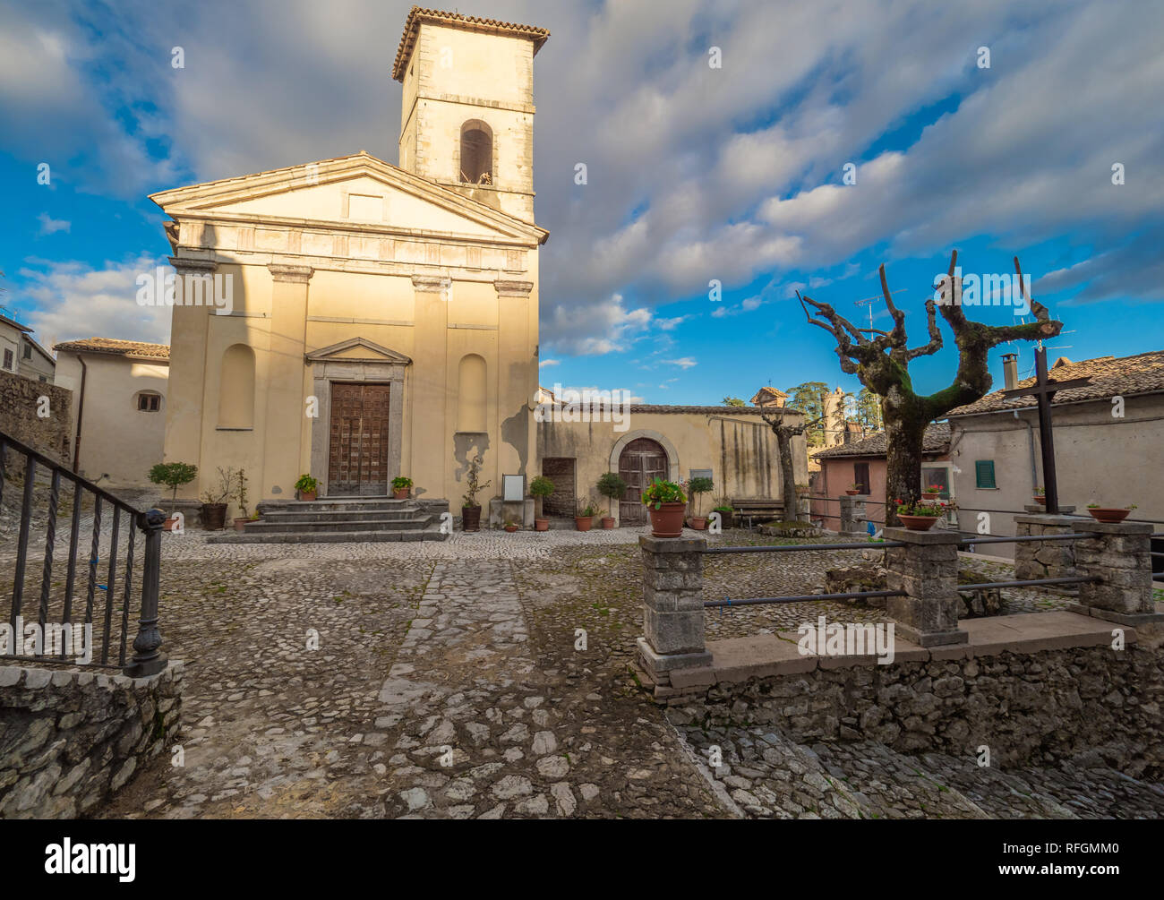 Orvinio (Italia) - Un piccolo e grazioso borgo medievale di soli 387 abitanti, inserito nel club dei borghi più belli; provincia di Rieti. Foto Stock