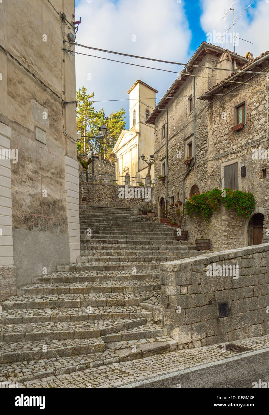 Orvinio (Italia) - Un piccolo e grazioso borgo medievale di soli 387 abitanti, inserito nel club dei borghi più belli; provincia di Rieti. Foto Stock