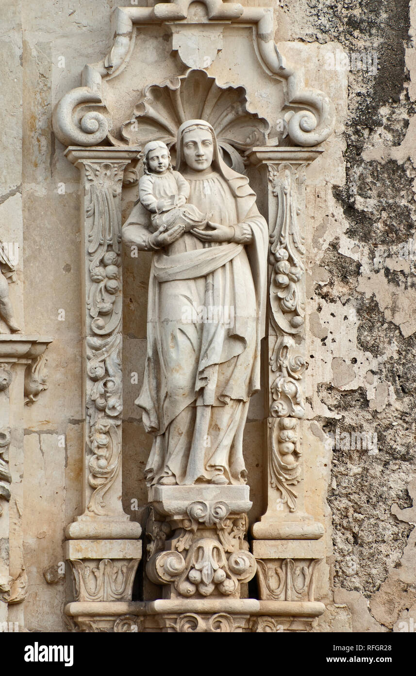 Vergine Maria con Gesù Bambino, sculture alla facciata della chiesa a Missione San Jose a San Antonio, Texas, USA Foto Stock