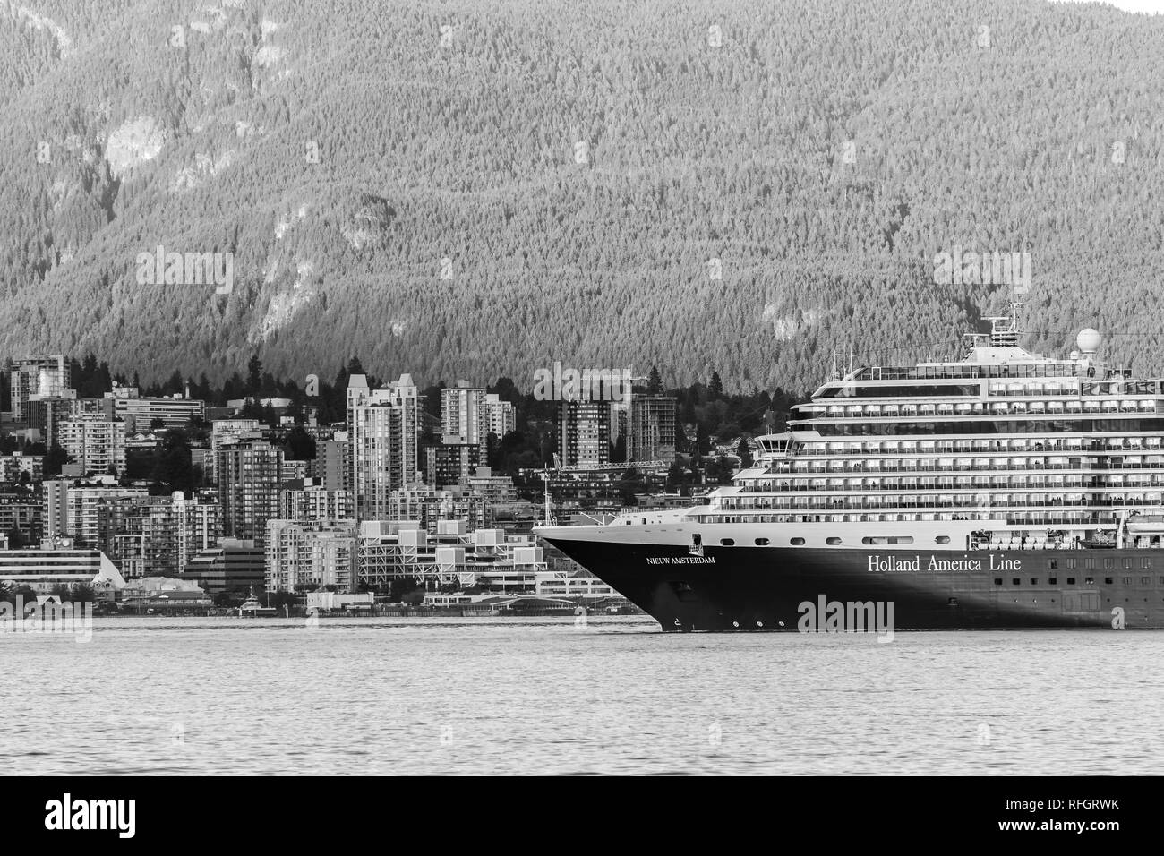 Vancouver, Canada - 23 Settembre 2017: Holland America Nieuw Amsterdam nave da crociera vela fuori del centro cittadino di Vancouver in British Columbia, Canada Foto Stock