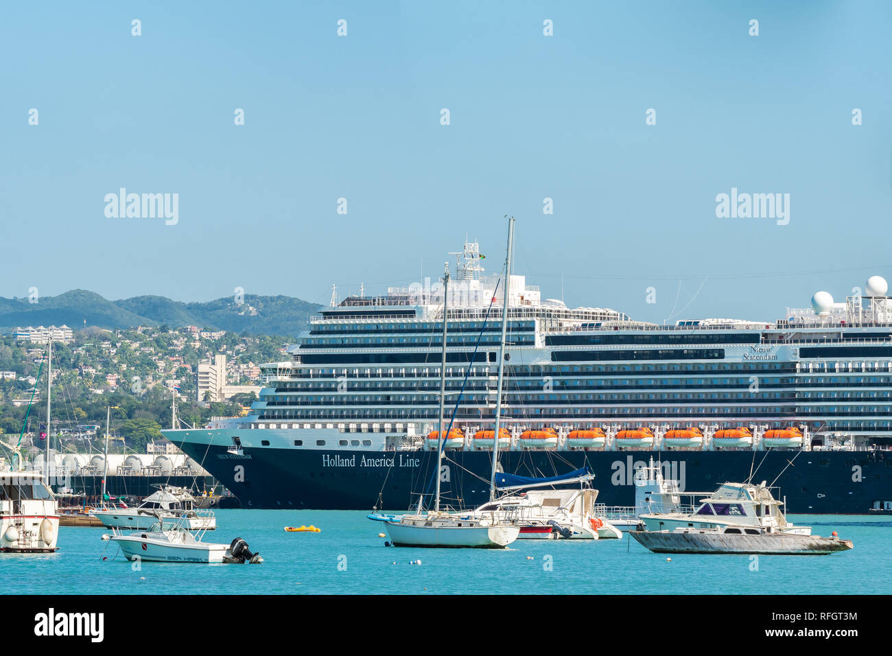 Montego Bay, Giamaica - gennaio 09 2019: Holland America Nieuw Statendam nave da crociera ancorata a Montego Bay Cruise Port Terminal in Freeport Foto Stock