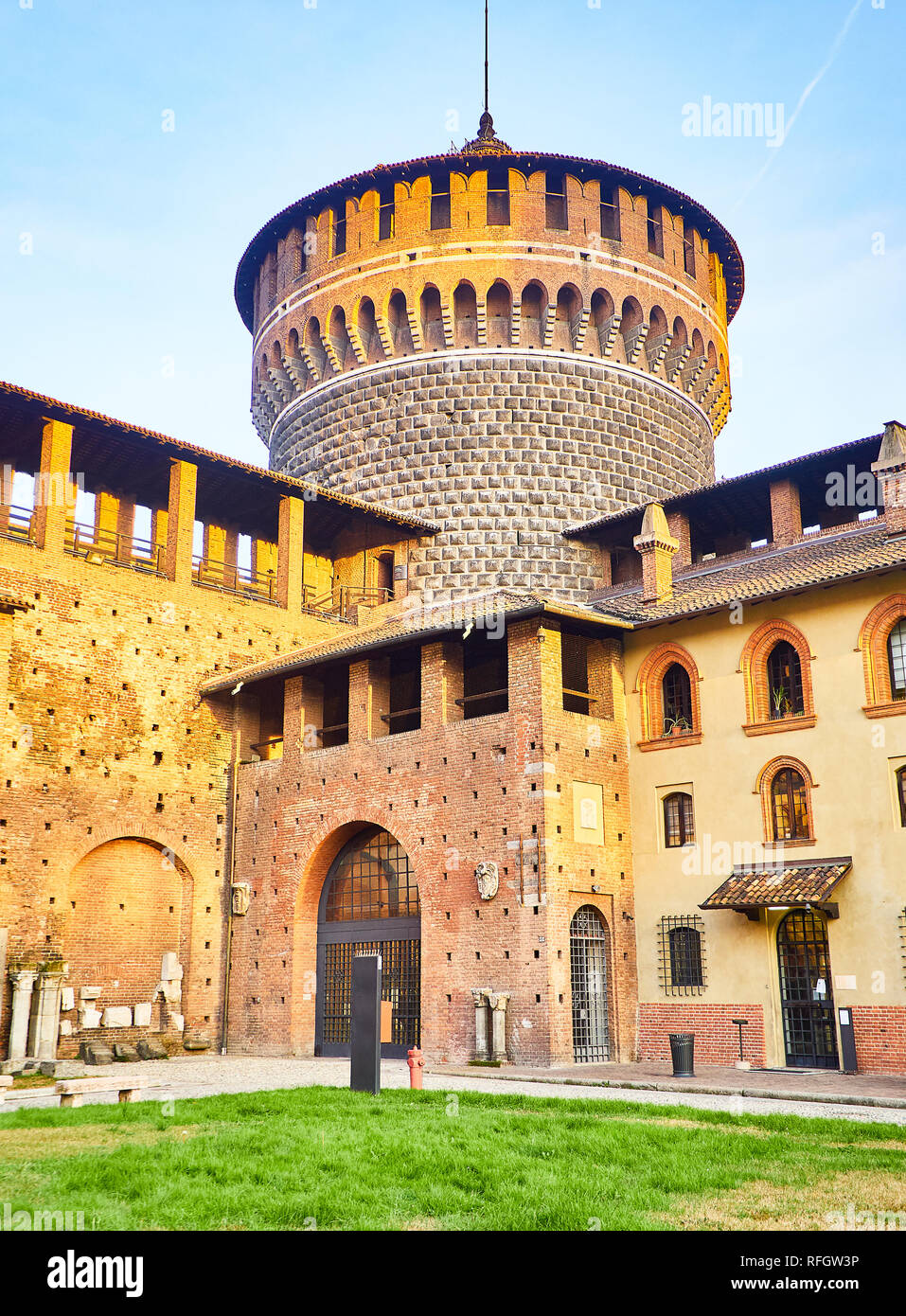 Torrione del Carmine torre del Castello Sforzesco, Castello Sforzesco, al tramonto. Milano, lombardia, italia. Foto Stock