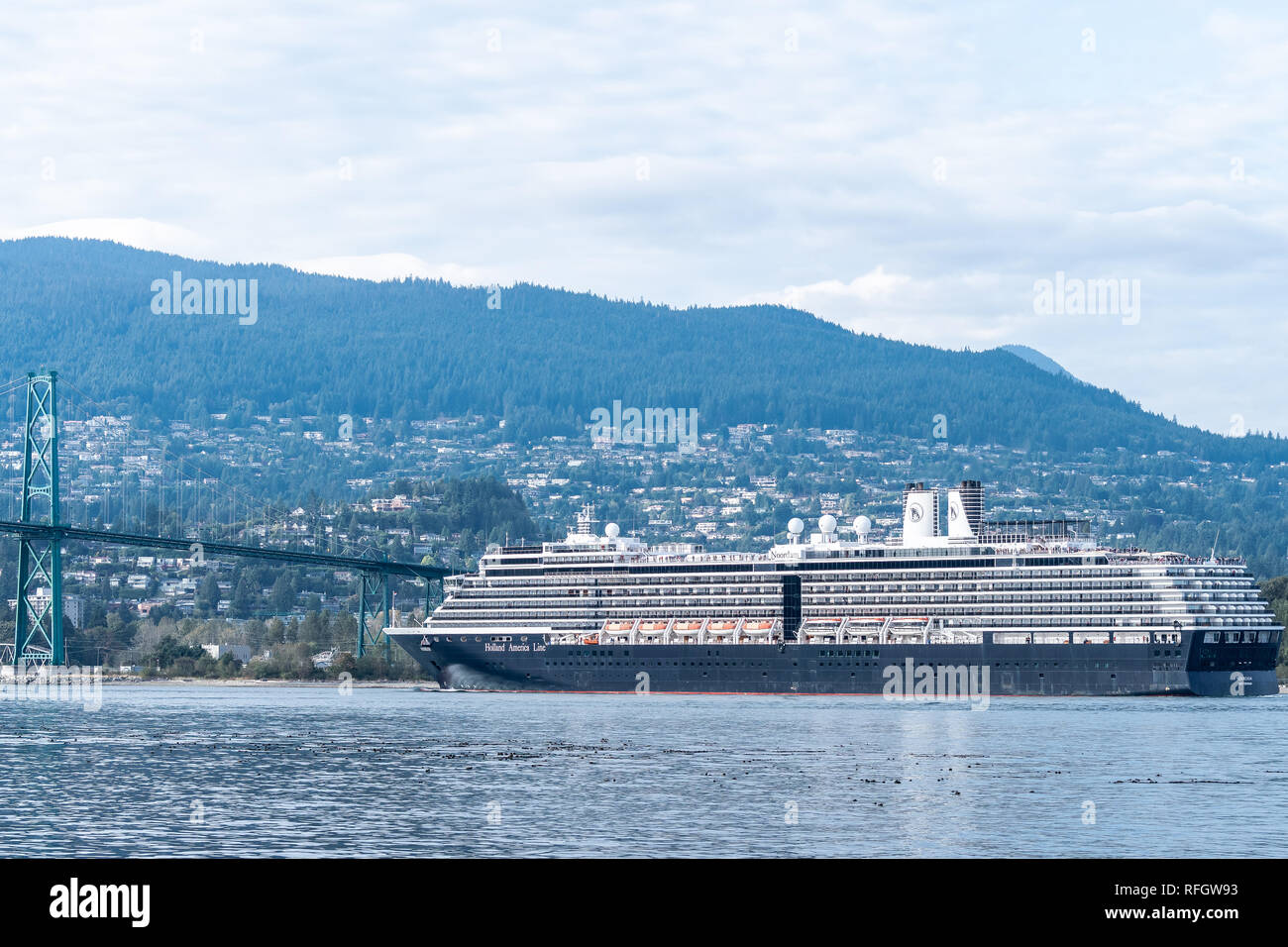 Vancouver, Canada - 24 Settembre 2017: Holland America Noordam la nave di crociera in avvicinamento al Ponte Lions Gate come si diparte in Vancouver, Canada Foto Stock
