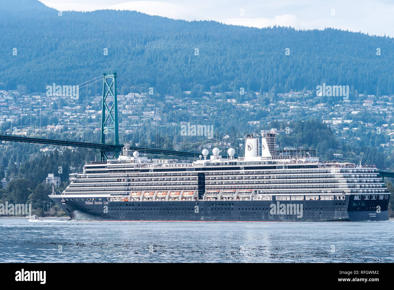 Vancouver, Canada - 24 Settembre 2017: Holland America Noordam la nave di crociera in avvicinamento al Ponte Lions Gate come si diparte in Vancouver, Canada Foto Stock