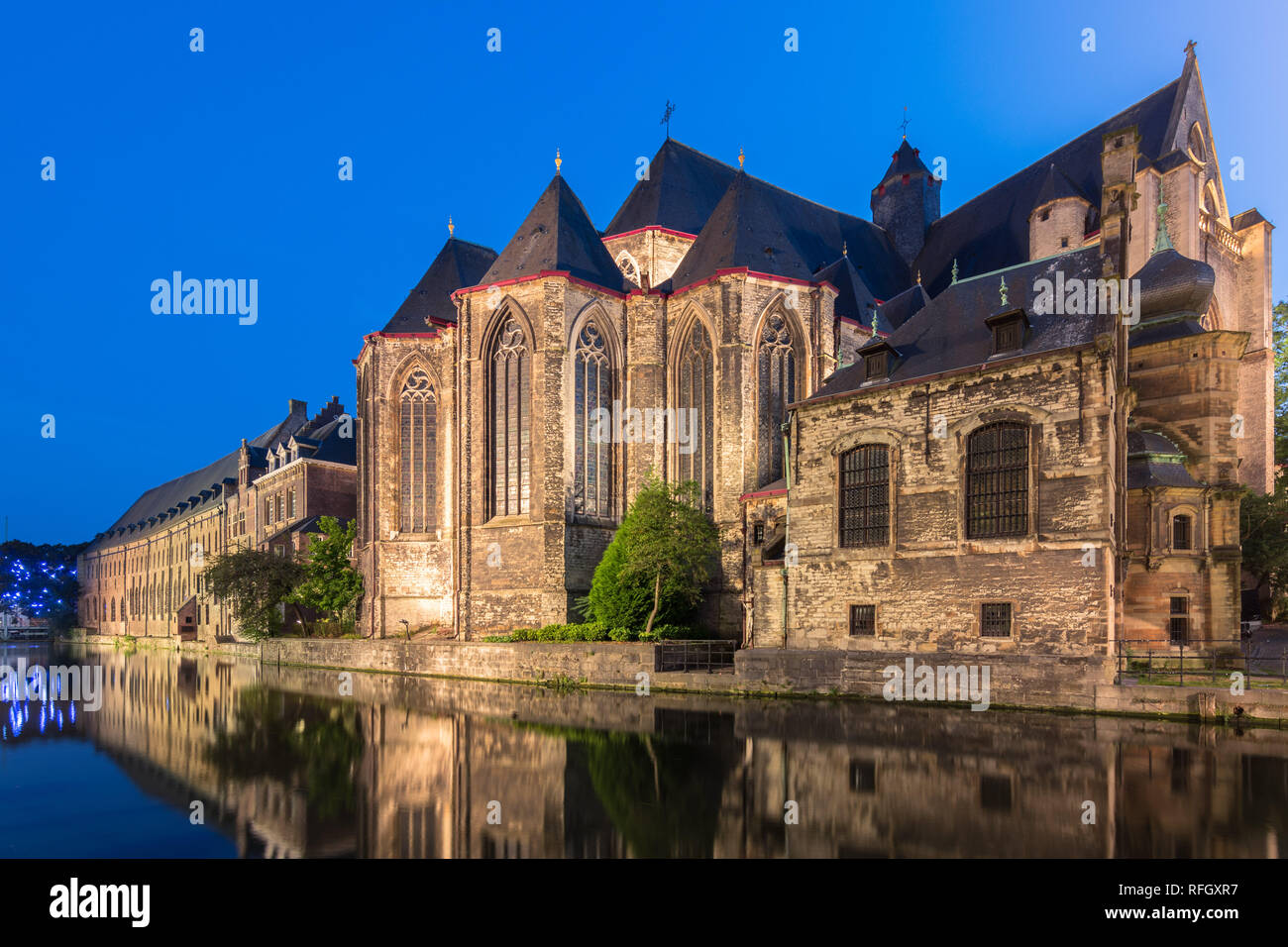 San Michele è la chiesa di Gand al tramonto, Belgio città storica. magici colori dalle luci della strada. La fotografia notturna. Paesaggio urbano perfetto sfondo Foto Stock