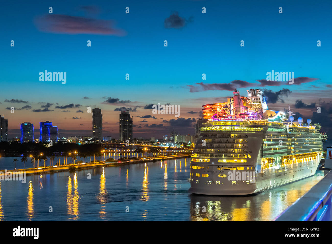 Miami, Florida - 19 Novembre 2018: Royal Caribbean Cruise Line Mariner del mare la nave di crociera a vela nel Porto di Miami a sunrise con skyline di Foto Stock