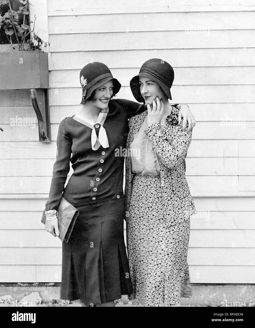 JOAN CARWFORD a sinistra con il connazionale americano attrice cinematografica Kay Hammond circa 1926 Foto Stock