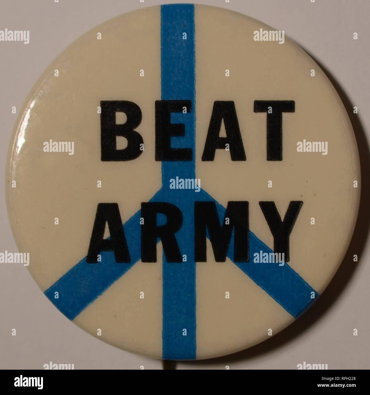 Bianco e blu, anti-guerra, pin-pulsante indietro o badge, con al centro un segno di pace e il testo 'Beat esercito,' fabbricati durante la Guerra del Vietnam, 1975. () Foto Stock