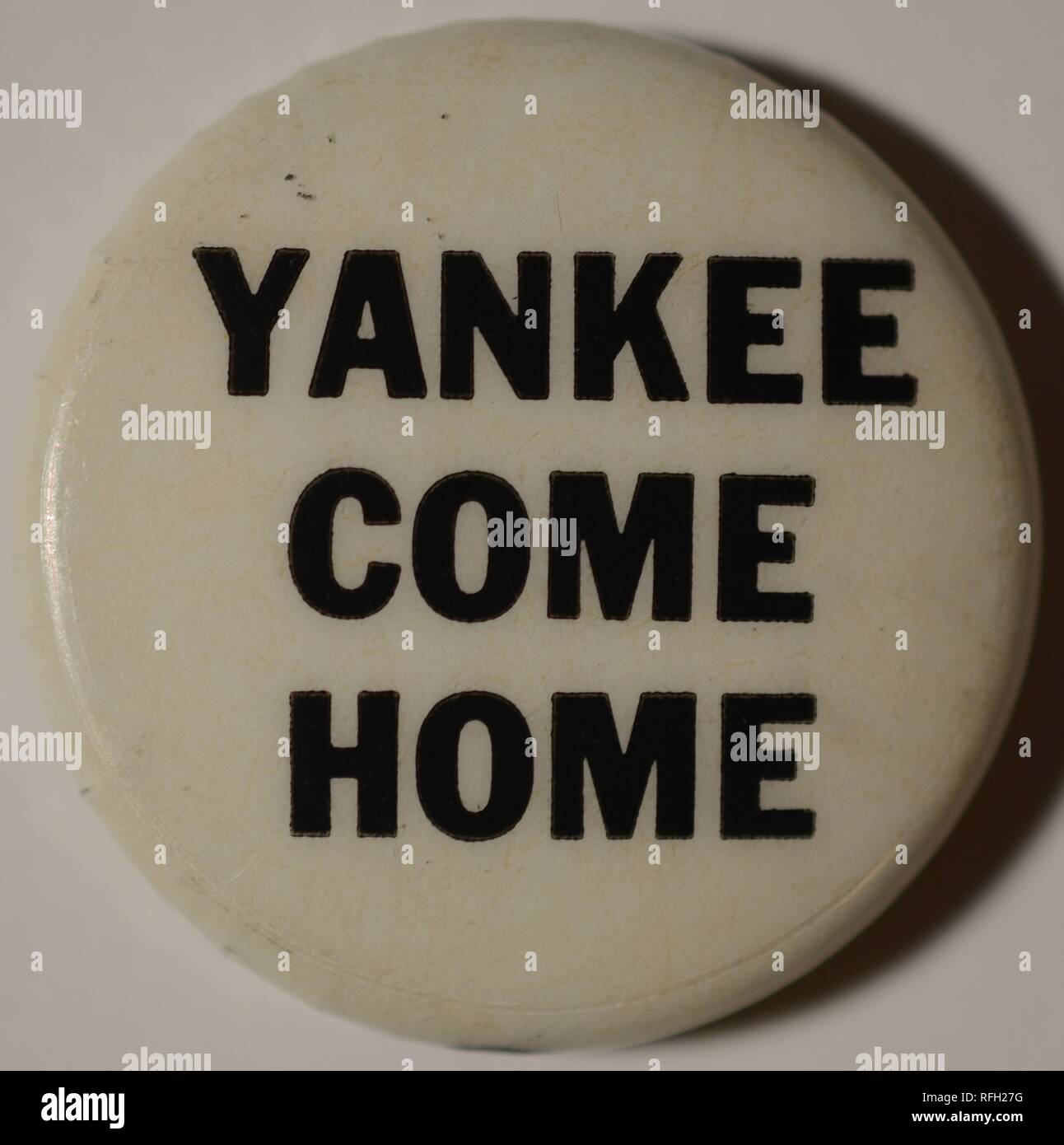 Bianco e nero, anti-guerra, pin-pulsante indietro o un badge con il testo "Yankee Vieni a casa", prodotte durante la Guerra del Vietnam, 1965. () Foto Stock