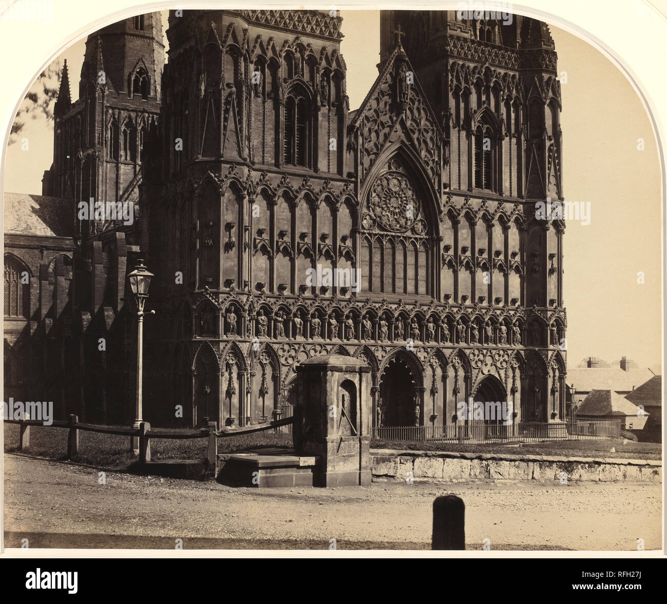 Lichfield Cathedral da nord-ovest. Data: 1858. Dimensioni: IMMAGINE: 35,2 x 43 cm (13 7/8 x 16 15/16 in.). montaggio: 50,7 x 68,5 cm (19 15/16 x 26 15/16 in.). Medium: albume stampa dal collodio negativo di vetro. Museo: National Gallery of Art di Washington DC. Autore: Roger Fenton. Foto Stock