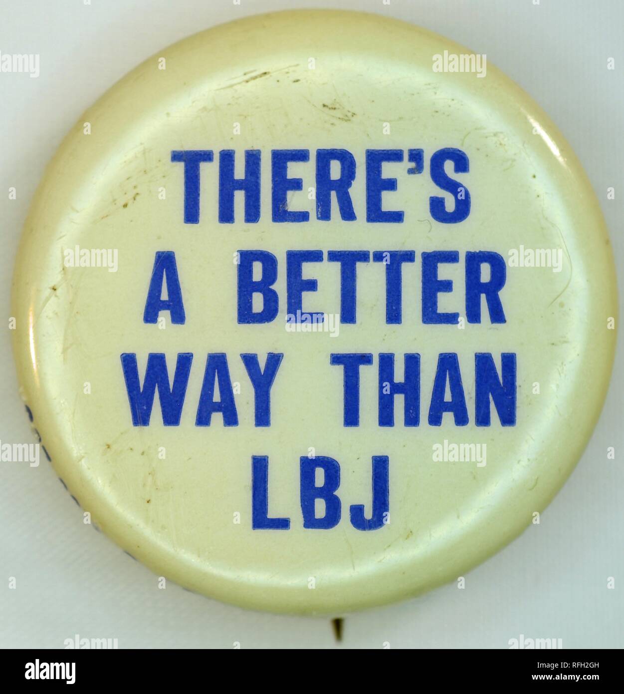 Bianco e blu, anti-guerra, pin-pulsante indietro o un badge con il testo "C'è un modo migliore di LBJ", prodotte durante la Guerra del Vietnam, probabilmente durante il primo periodo del 1968 elezioni presidenziali, quando Lyndon Johnson era ancora valutando l'esecuzione per Office 1968. () Foto Stock