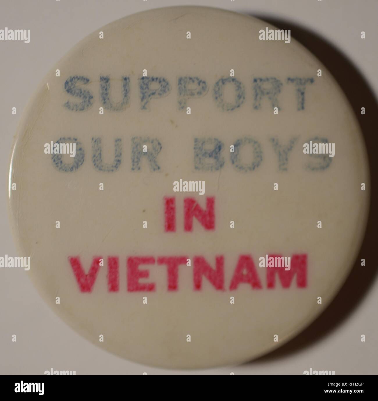 Rosso, bianco e blu, pro-guerra, pin-pulsante indietro o un badge con il testo 'Supporto per i nostri ragazzi in Vietnam,' fabbricati durante la Guerra del Vietnam, 1965. () Foto Stock