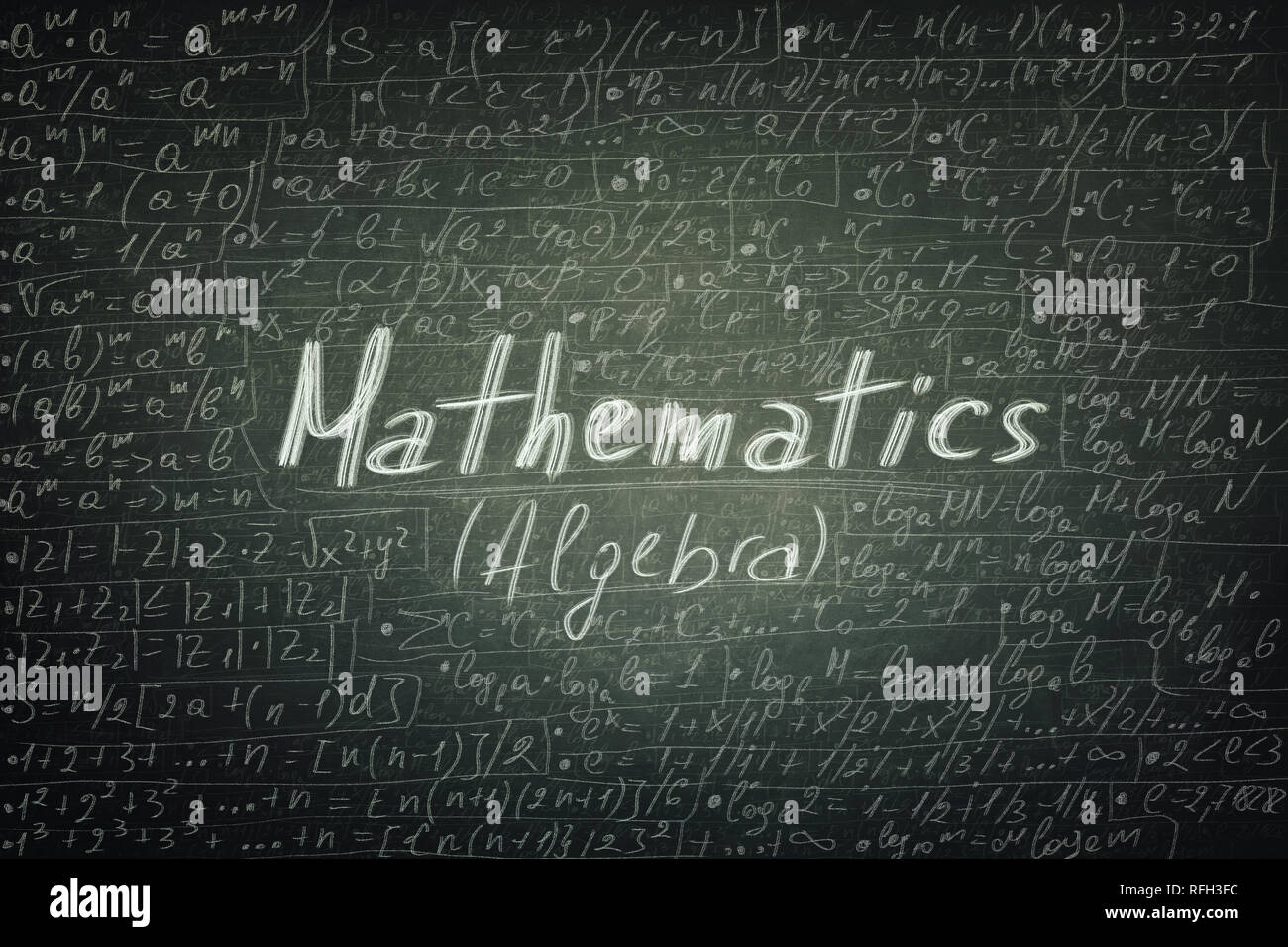 Sfondo Blackboard chalk scritto matematica formule ed equazioni. Il concetto di istruzione e opportunità per gli studenti di imparare la teoria di algebra legge. Foto Stock