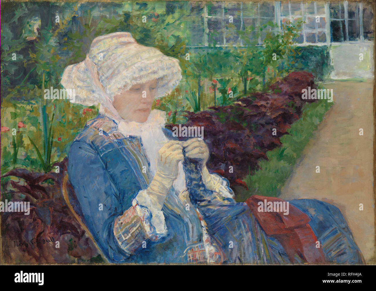 Lydia a crochet in giardino a Marly. Artista: Mary Cassatt (American, Pittsburgh, Pennsylvania 1844-1926 Le Mesnil-Théribus, Oise). Dimensioni: 25 13/16 x 36 7/16 in. (65,6 x 92,6 cm). Data: 1880. Cassatt e la sua famiglia ha trascorso l'estate del 1880 a Marly-le-Roi, a circa dieci miglia a ovest di Parigi. Ignorando il villaggio di luoghi di interesse storico nella sua arte, Cassatt focalizzato invece sull'ambiente domestico. Qui, lei ritratto della sorella maggiore, Lydia, vestiti alla moda e isolati da un giardino murato da qualsiasi moderno-Hurly Burly. Lydia viene assorbita in quella sorta di antico artigianato che era in Foto Stock