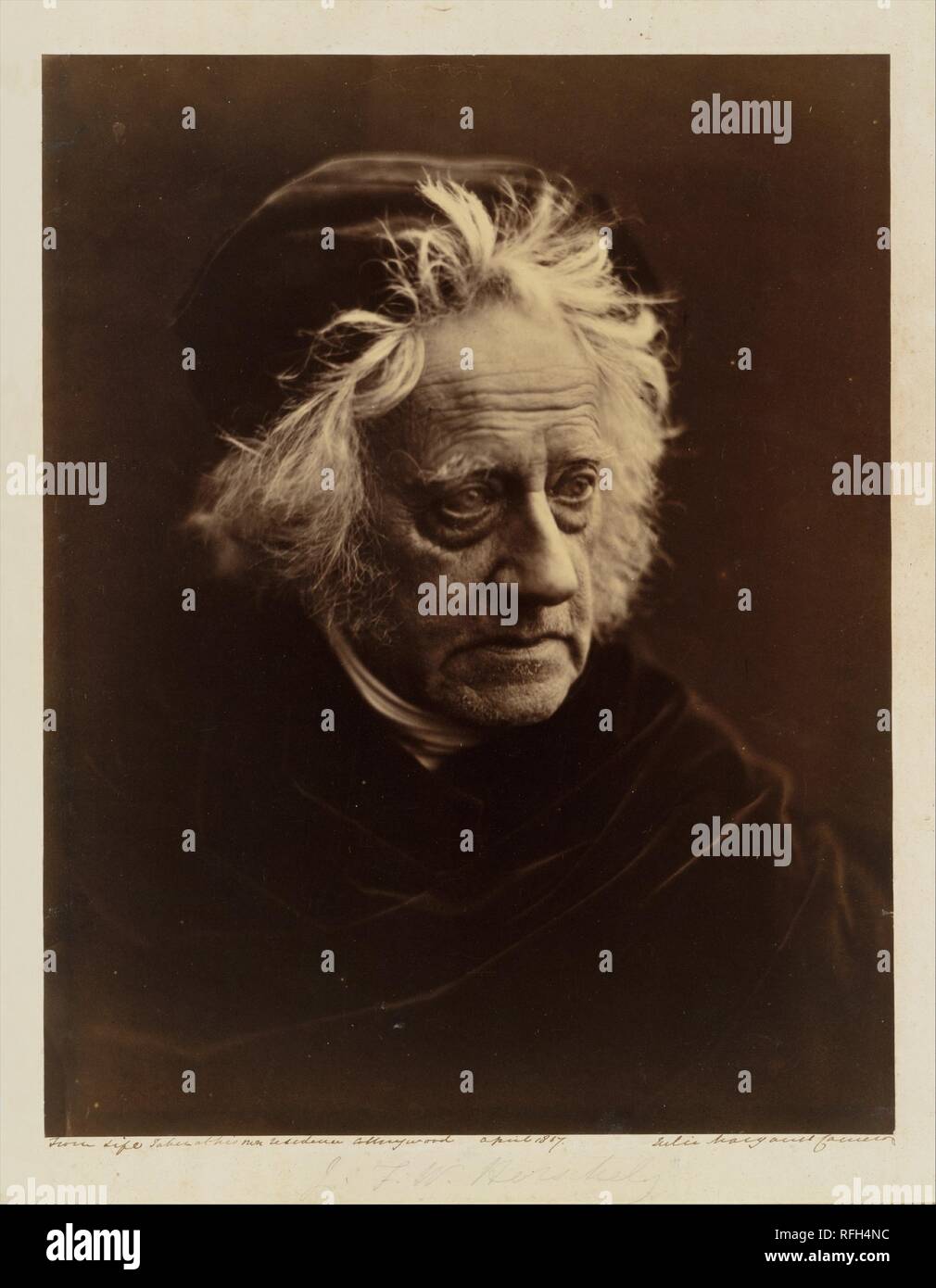 Sir John Herschel. Artista: Julia Margaret Cameron (britannico nato (India), Calcutta 1815-1879 Kalutara, Ceylon). Dimensioni: Immagine: 31,8 x 24,9 cm (12 1/2 x 9 13/16 in.). Montaggio: 39,9 x 32,9 cm (15 11/16 x 12 15/16 in.), angoli tagliati. Data: aprile 1867. Sir John Herschel (1792-1871) era l'Inghilterra vittoriana di scienziato preminente, astronomo e matematico, considerata la parità di Sir Isaac Newton. Cameron ha incontrato lui nel 1836 a Città del Capo, Sud Africa, dove era ricoverato da malattia e che egli è stato per la creazione di grafici delle stelle dell'emisfero meridionale e la registrazione della flora nativa. A pochi anni Foto Stock