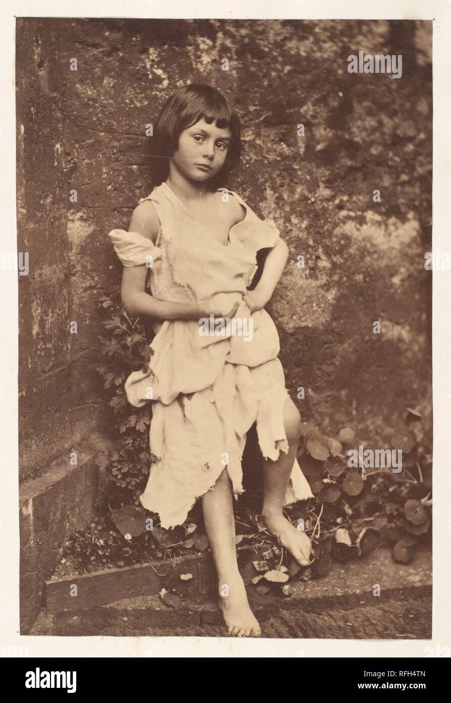 Alice Liddell come 'The Beggar Maid'. Artista: Lewis Carroll (British, Daresbury, Cheshire 1832-1898 Guildford). Dimensioni: Immagine: 16,3 x 10,9 cm (6 7/16 x 4 5/16 in.). Montaggio: 14 1/8 in. × 10 7/8 in. (35,8 × 27,6 cm). Oggetto: Alice Pleasance Liddell (British, 1852-1934). Data: 1858. Conosciuta soprattutto come autore di libri per bambini, Lewis Carroll fu anche docente di matematica all Università di Oxford e un ordinato diacono. Egli ha preso la sua prima fotografia nel 1856 e proseguito la fotografia ossessivamente per i prossimi venticinque anni, esponendo e vendendo le sue stampe. Egli ha smesso di fotografare una brusca Foto Stock