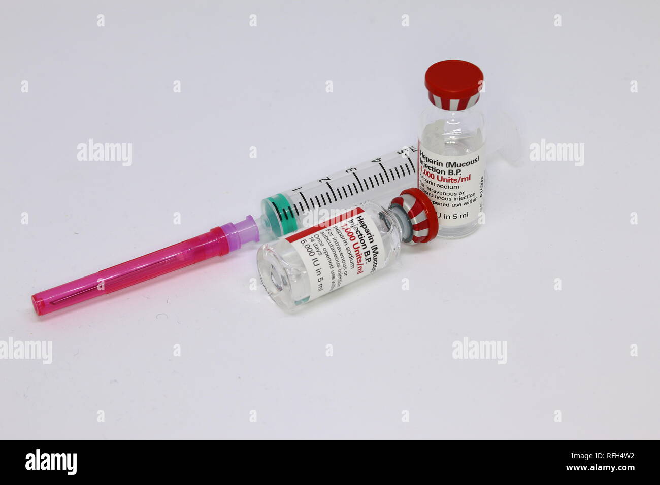 I flaconcini di eparina con una siringa e la stesura di ago Foto Stock
