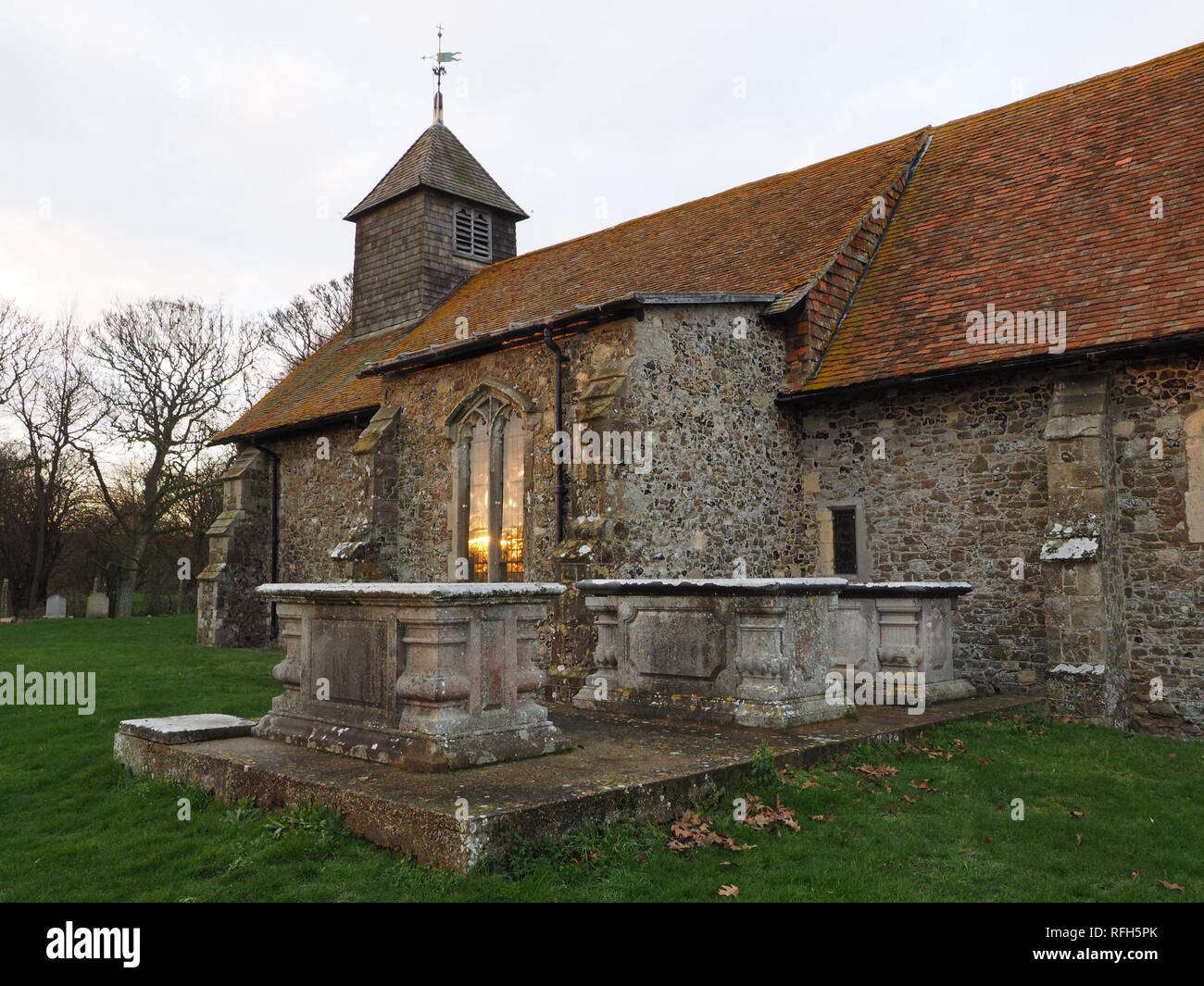 Harty, Kent, Regno Unito. Il 25 gennaio 2019. Regno Unito Meteo: questa sera al tramonto in Harty, Kent. La Chiesa di San Tommaso Apostolo è considerato essere uno di Inghilterra del Chiese più lontane. Il credito: James Bell/Alamy Live News Foto Stock