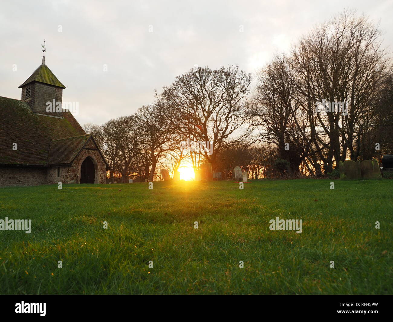 Harty, Kent, Regno Unito. Il 25 gennaio 2019. Regno Unito Meteo: questa sera al tramonto in Harty, Kent. La Chiesa di San Tommaso Apostolo è considerato essere uno di Inghilterra del Chiese più lontane. Il credito: James Bell/Alamy Live News Foto Stock