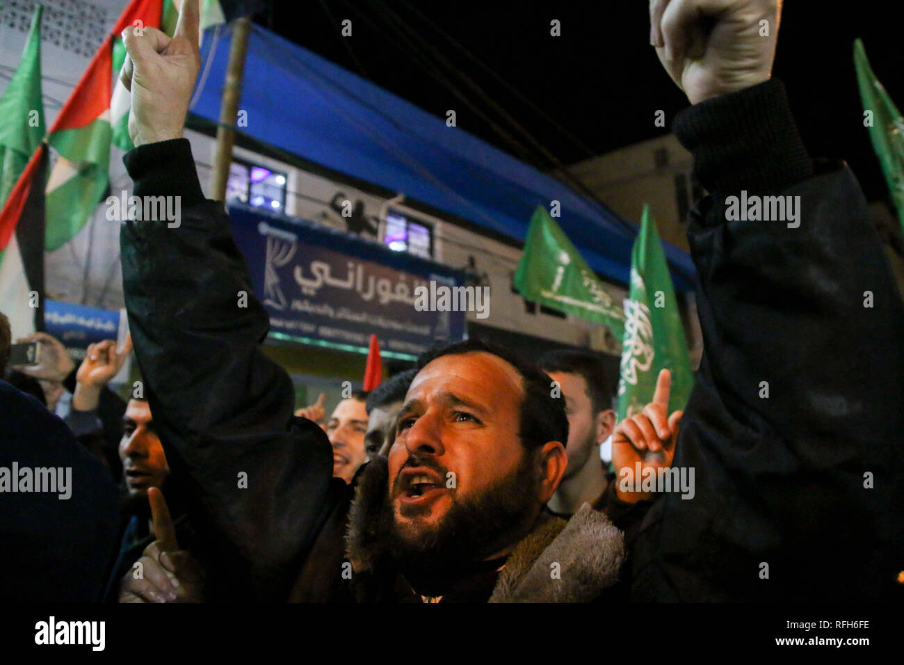 Un manifestante visto gridando slogan durante il rally. La resistenza islamica Movimento di Hamas organizza un rally di massa nella città di Gaza in solidarietà con i prigionieri palestinesi detenuti nelle prigioni israeliane. Foto Stock