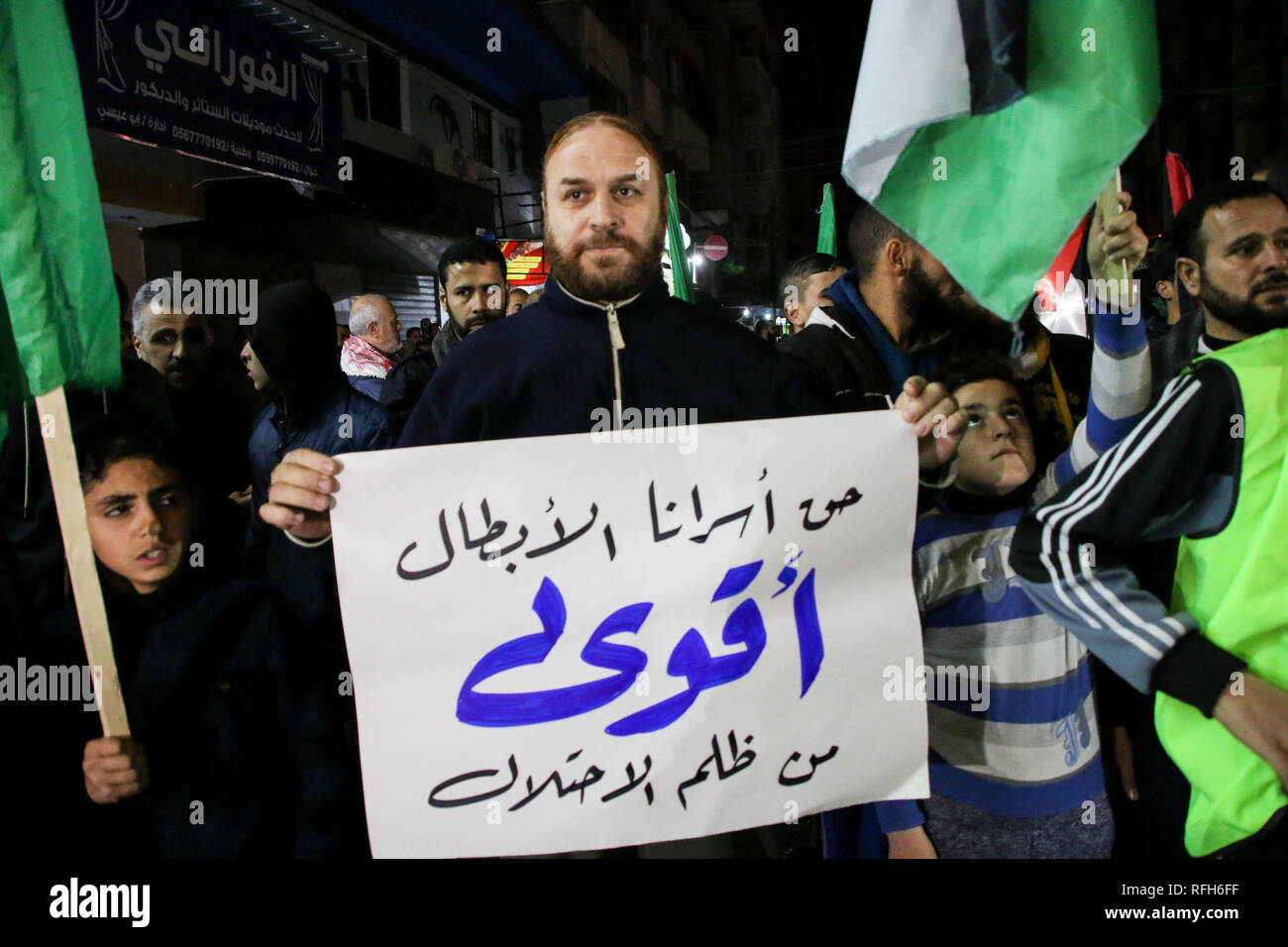 Un manifestante visto tenendo un cartello durante il rally. La resistenza islamica Movimento di Hamas organizza un rally di massa nella città di Gaza in solidarietà con i prigionieri palestinesi detenuti nelle prigioni israeliane. Foto Stock