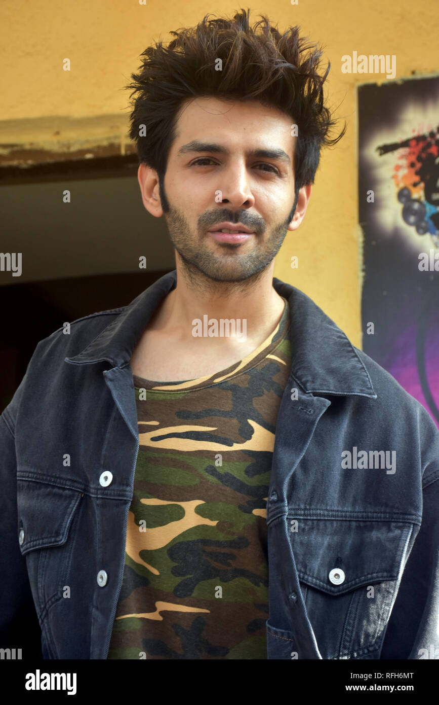 Attore Kartik Aaryan visto in posa per una fotografia durante il rimorchio lancio del suo prossimo film "Luka Chuppi' al PVR Juhu di Mumbai. Foto Stock