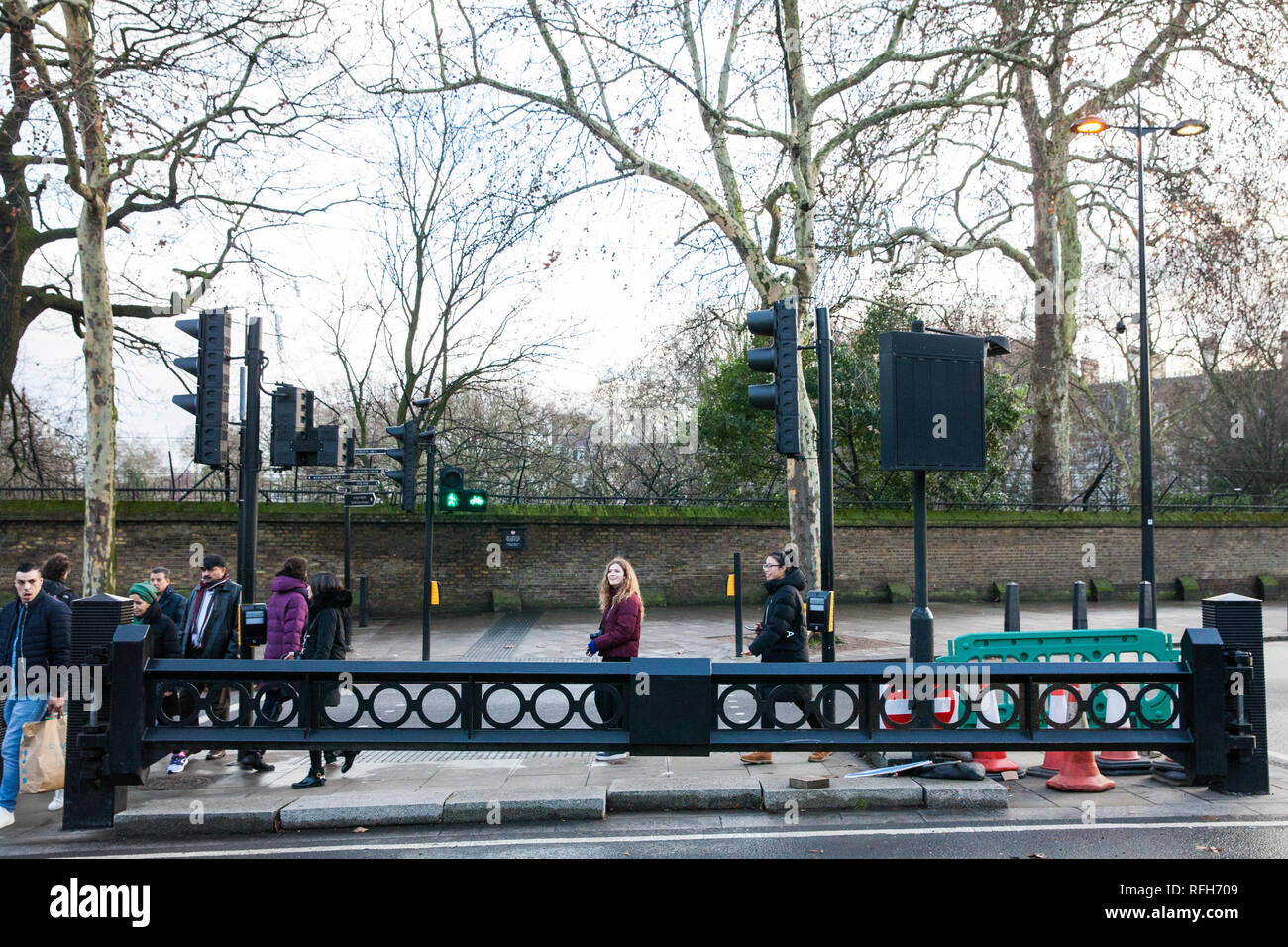 Londra, Regno Unito. Il 25 gennaio 2019. Barriere di sicurezza, noto anche come anti-terrorismo barriere, sulla costituzione collina vicino a Wellington Arch di uno stile molto simili a quelli per i quali è stato annunciato ieri dal Royal Borough of Windsor e Maidenhead sarà installato in Windsor centro città durante l'estate del 2019. Il costo di sostituzione delle attuali barriere temporanee saranno divisi tra la Royal Borough (£942,000), Thames Valley Police (£250.000) e il Royal Collection Trust (£250.000). Credito: Mark Kerrison/Alamy Live News Foto Stock