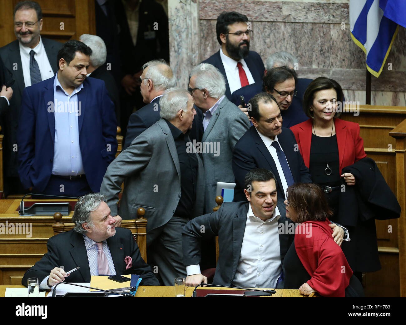 Atene, Grecia. 25 gennaio, 2019. Il Primo Ministro greco, Alexis Tsipras (2a R, anteriore) è accolto dopo la votazione su un affare di utilizzare il nome di Macedonia ad Atene, in Grecia, il 25 gennaio, 2019. La Grecia del parlamento ha approvato venerdì storico accordo raggiunto la scorsa estate che risolve un quasi 28-anno-vecchio controversia tra la Grecia e l'ex Repubblica iugoslava di Macedonia (FYROM) sull uso del nome Macedonia. Credito: Marios Lolos/Xinhua/Alamy Live News Foto Stock