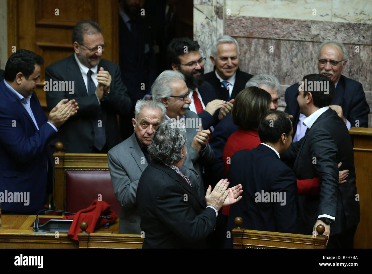 Atene, Grecia. 25 gennaio, 2019. Il Primo Ministro greco, Alexis Tsipras 2 (R) è accolto dopo la votazione su un affare di utilizzare il nome di Macedonia ad Atene, in Grecia, il 25 gennaio, 2019. La Grecia del parlamento ha approvato venerdì storico accordo raggiunto la scorsa estate che risolve un quasi 28-anno-vecchio controversia tra la Grecia e l'ex Repubblica iugoslava di Macedonia (FYROM) sull uso del nome Macedonia. Credito: Marios Lolos/Xinhua/Alamy Live News Foto Stock