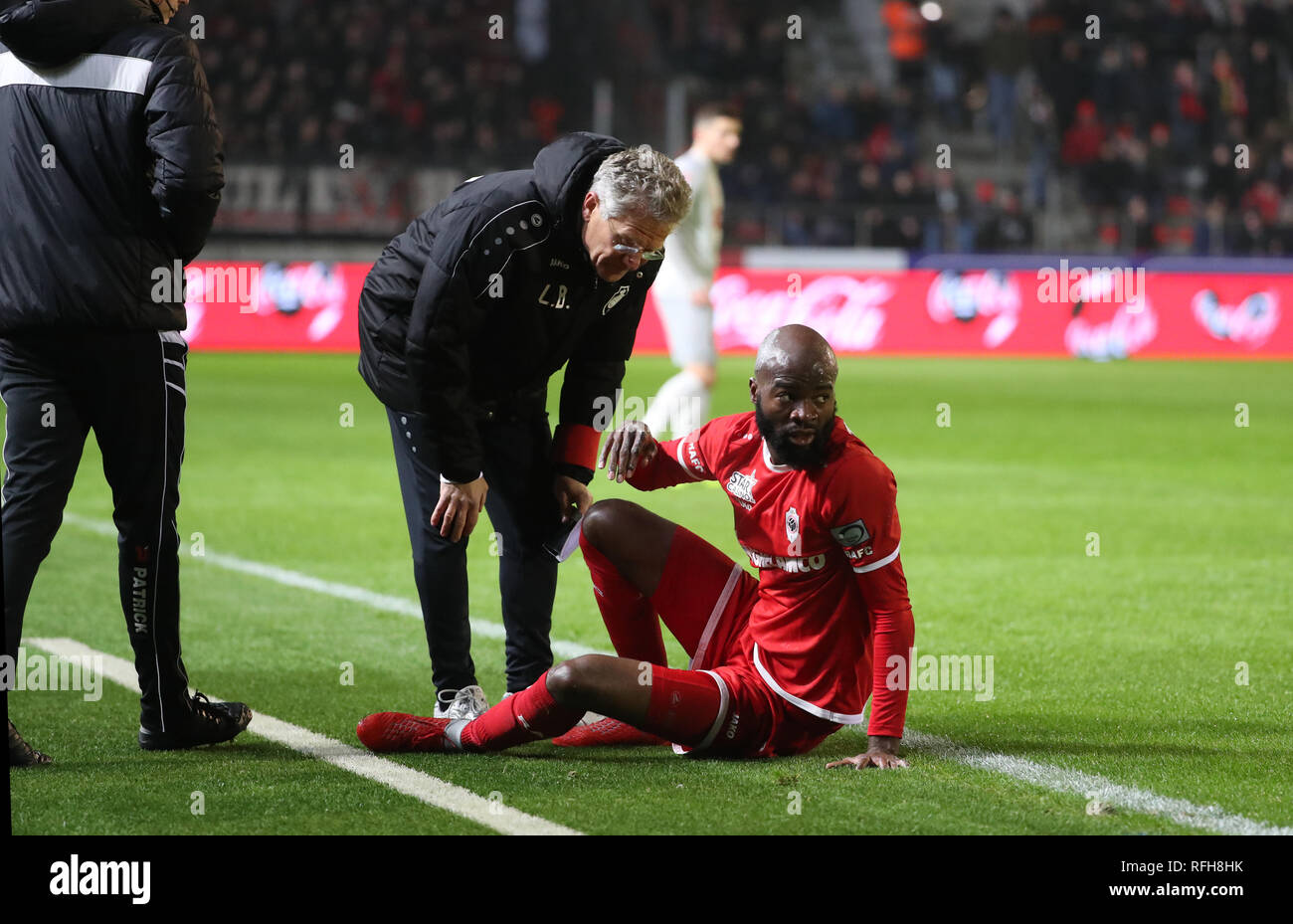 ANTWERPEN, Belgio - 25 Gennaio : Laszlo Boloni, allenatore di Anversa e Didier Lamkel Ze di Anversa durante la Jupiler Pro League Match Day 23 tra Royal Antwerp Fc e standard de Liege il 25 gennaio 2019 ad Anversa, Belgio. (Foto di Vincent Foto Stock