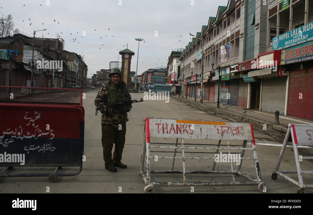 Srinagar Kashmir. Il 26 gennaio 2019. Un.indiano militare Par sta di guardia deserto hub commerciale ,durante il Indias70th il giorno della Repubblica celebrazioni. I separatisti avevano chiamato per rispetto del 'giorno nero' su gennaio.La vita normale è stata colpita nel Kashmir sabato a causa di uno sciopero. Credito: sofi suhail/Alamy Live News Foto Stock