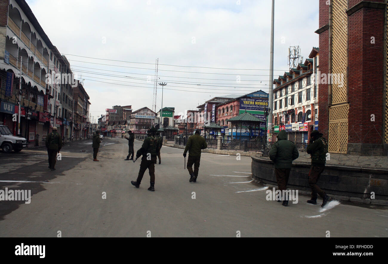 Srinagar Kashmir. Il 26 gennaio 2019. La polizia indiana deserto patrol hub commerciale, durante la Indias70th il giorno della Repubblica celebrazioni. I separatisti avevano chiamato per rispetto del 'giorno nero' a gennaio. La vita normale è stata colpita nel Kashmir sabato a causa di uno sciopero. Credito: sofi suhail/Alamy Live News Foto Stock