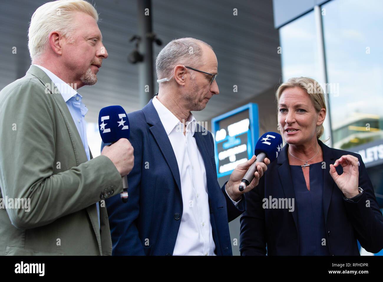 Melbourne, Australia. 26 gen, 2019. Tennis: Grand Slam, Australia Open. Boris Becker (l-r), capo di tennis maschile del Deutscher Tennis-Bund, Eurosport presenter Matthias Stach e Barbara Rittner, testa del tennis femminile del Deutscher Tennis-Bund, chat nella parte anteriore della fotocamera nella parte anteriore del finale donne. Credito: Frank Molter/dpa/Alamy Live News Foto Stock