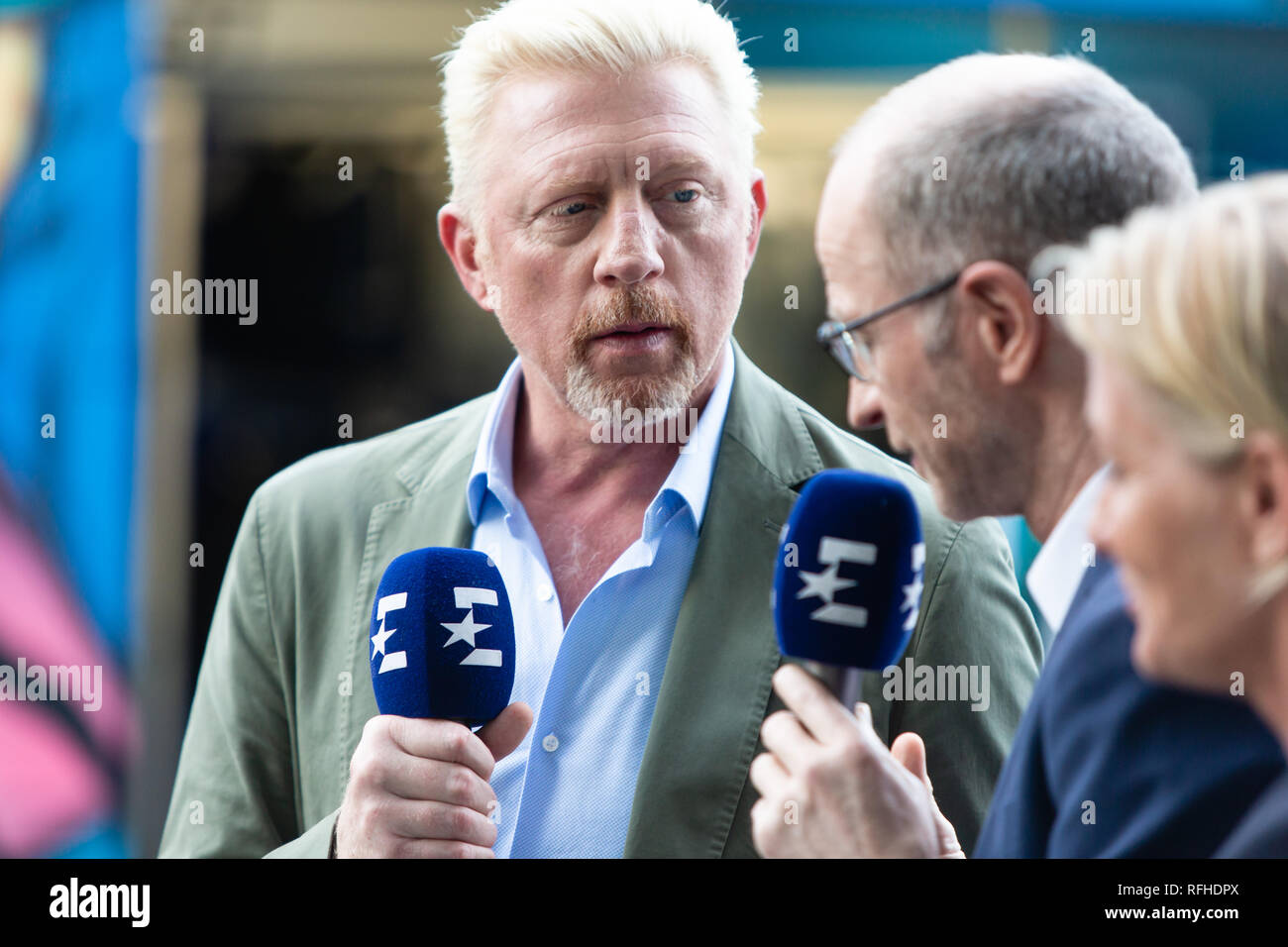 Melbourne, Australia. 26 gen, 2019. Tennis: Grand Slam, Australia Open. Boris Becker (l-r), capo di tennis maschile del Deutscher Tennis-Bund, Eurosport presenter Matthias Stach e Barbara Rittner, testa del tennis femminile del Deutscher Tennis-Bund, chat nella parte anteriore della fotocamera nella parte anteriore del finale donne. Credito: Frank Molter/dpa/Alamy Live News Foto Stock