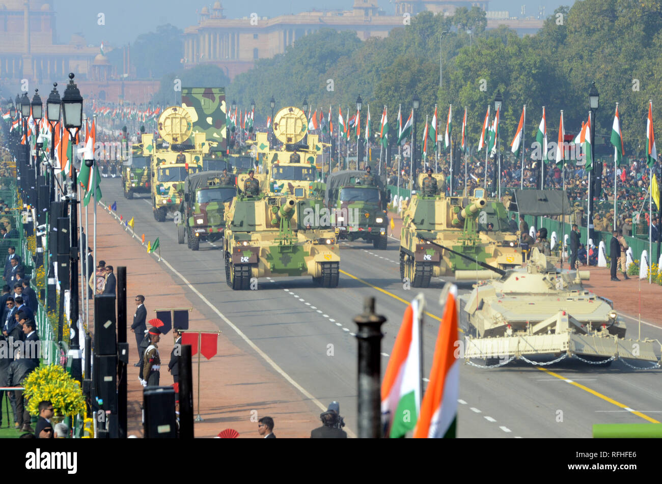 New Delhi, India. 26 gen, 2019. Cisterne passano attraverso Rajpath, il cerimoniale di boulevard, durante il settantesimo giorno della Repubblica parade di New Delhi, India, 26 gennaio, 2019. Migliaia di Indiani hanno fatto convergere su un cerimoniale di boulevard di guardare una sfilata visualizzando il paese della potenza militare e la diversità culturale nel mezzo di strette misure di sicurezza durante il settantesimo giorno della Repubblica celebrazioni. Credito: Partha Sarkar/Xinhua/Alamy Live News Foto Stock