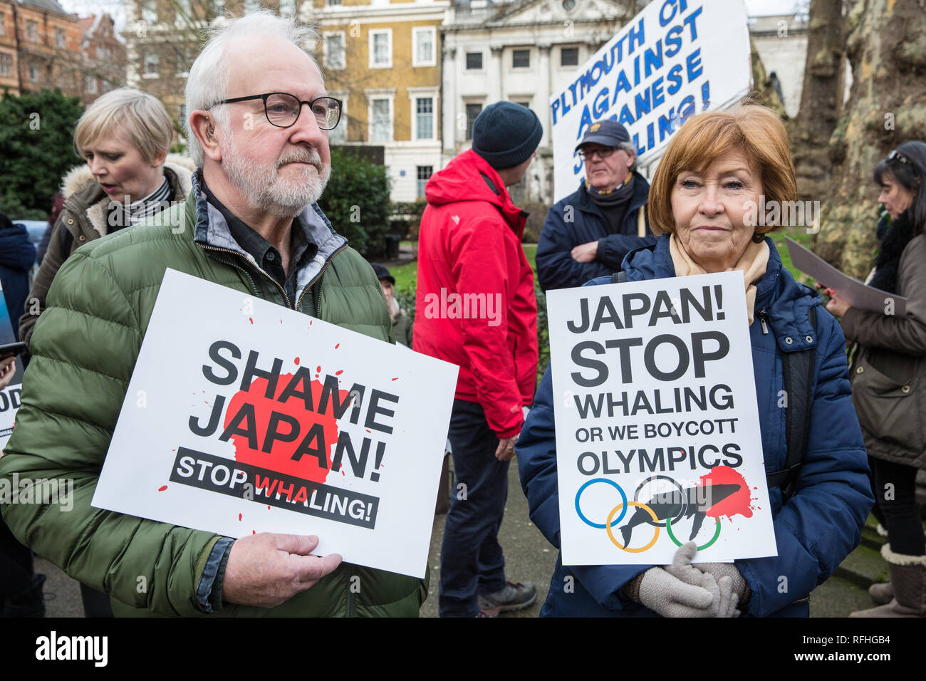 Londra, Regno Unito. Il 26 gennaio, 2019. I diritti degli animali gli attivisti preparare a prendere parte in Giappone: Nessun caccia alle balene marzo da Cavendish Square all'ambasciata giapponese a seguito del Giappone annuncio di ritirare dalla Commissione baleniera internazionale (IWC) e riprendere la caccia alle balene a fini commerciali con effetto dal luglio 2019. Il mese di marzo è stata organizzata dal Comitato di Londra per la soppressione della caccia alla balena. Credito: Mark Kerrison/Alamy Live News Foto Stock
