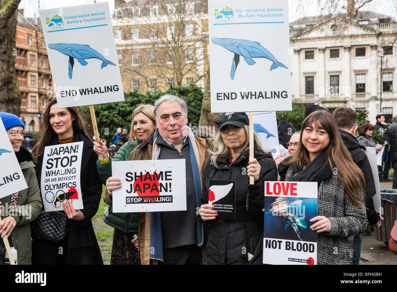 Londra, Regno Unito. Il 26 gennaio, 2019. Est dell' Inghilterra MEP John Flack (c) e l'oceano conservazionista Carrie Symonds (in verde), fidanzata di ex Segretario di Stato per gli affari esteri Boris Johnson, unire i diritti degli animali gli attivisti si preparano a prendere parte in Giappone: Nessun caccia alle balene marzo da Cavendish Square all'ambasciata giapponese a seguito del Giappone annuncio di ritirare dalla Commissione baleniera internazionale (IWC) e riprendere la caccia alle balene a fini commerciali con effetto dal luglio 2019. Il mese di marzo è stata organizzata dal Comitato di Londra per la soppressione della caccia alla balena. Credito: Mark Kerrison/Alamy Live News Foto Stock