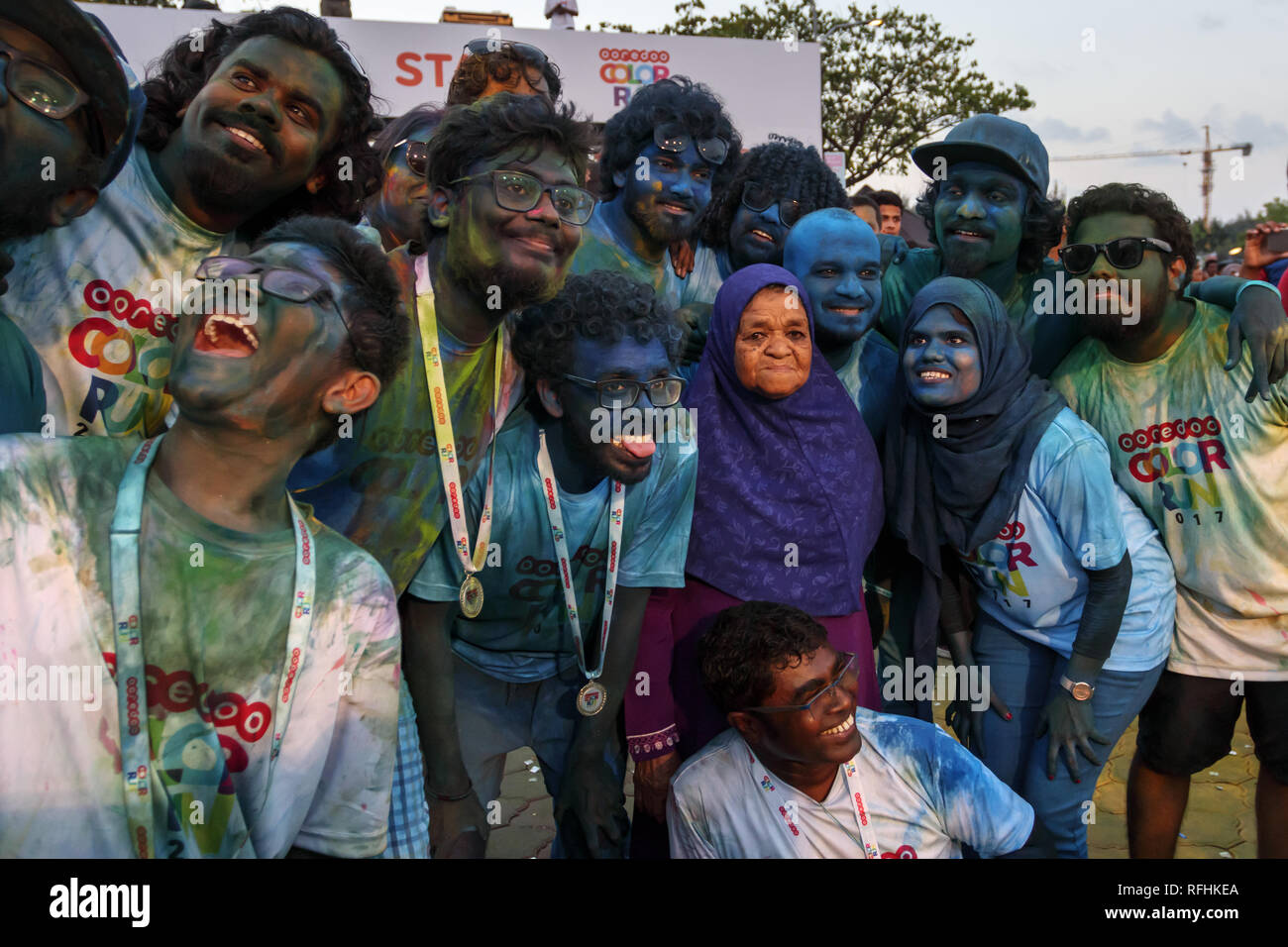 Ritratto di gruppo dei frequentatori del festival con facce dipinte a 2017 Colour Run Hulhumale, Maldive Foto Stock