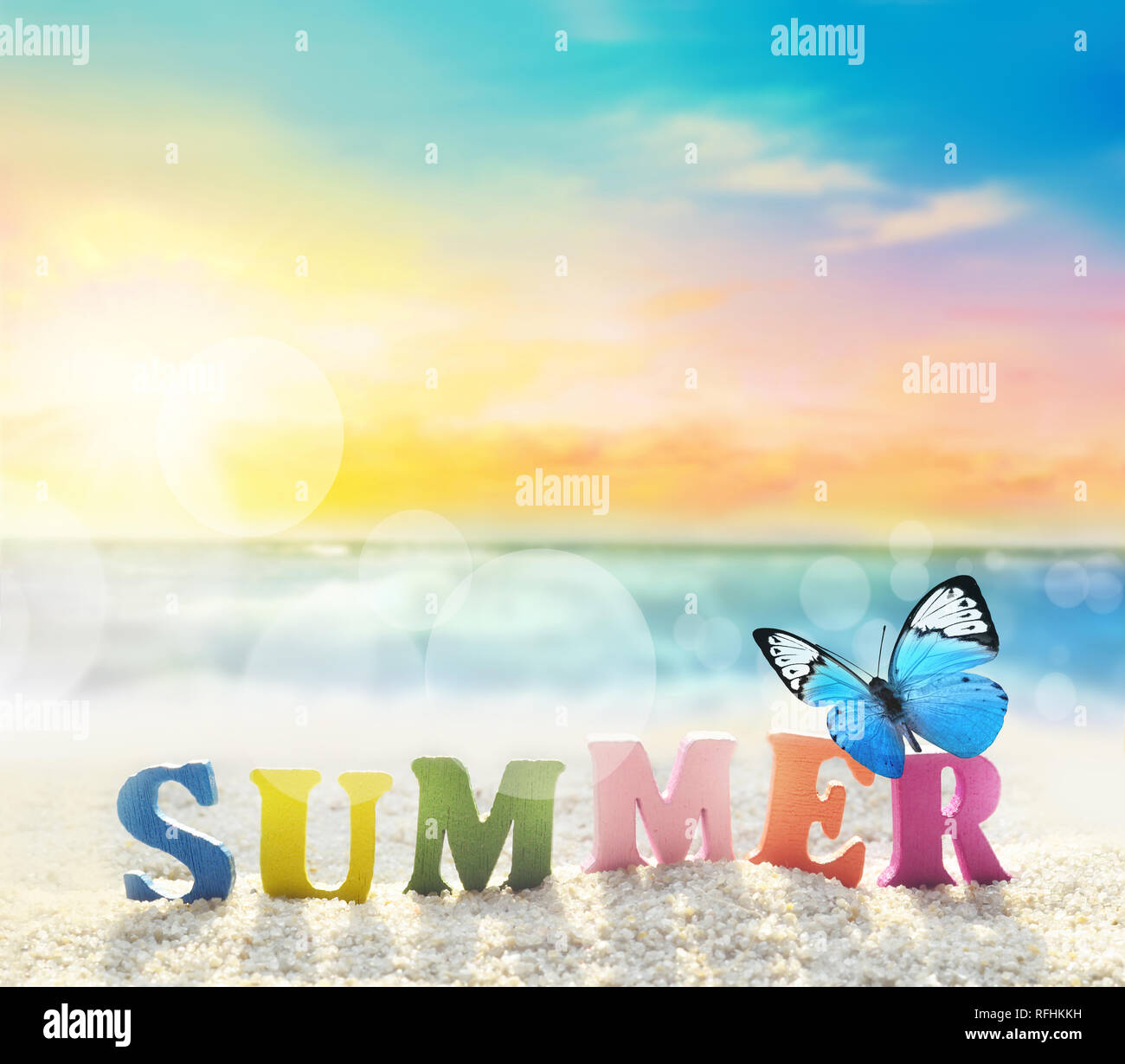 Summer Beach. Parola estate di lettere di colore sulla spiaggia di estate e butterfly su uno sfondo di oceano. Foto Stock