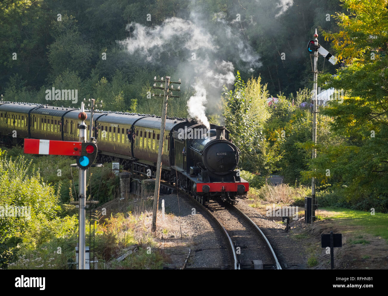 Locomotiva a vapore 63395 Q6 tirando un treno in Severn Valley Railway alla stazione Highley durante l'autunno Gala di vapore, Shropshire, Inghilterra, Regno Unito Foto Stock